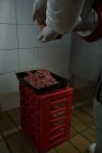 Açougueiro usando máquina para carne picada no açougue — Fotografia de Stock