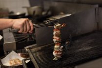 Chef di sesso maschile che prepara paneer bastoni in cucina al ristorante — Foto stock