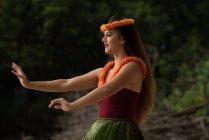 Retrato de hawaii hula dançarina em traje — Fotografia de Stock