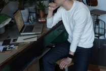 Продуманий чоловік працює на ноутбуці вдома — стокове фото