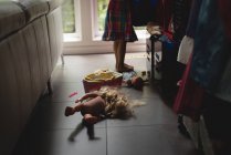 Дівчина стоїть у вітальні вдома — стокове фото