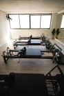 Máquina de alongamento moderna no estúdio de fitness — Fotografia de Stock
