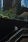 Un joven bajando en un día soleado - foto de stock