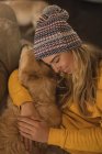 Mädchen umarmt ihren Hund im heimischen Wohnzimmer — Stockfoto