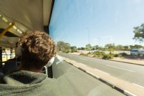 Вид ззаду людини, що слухає музику на навушниках під час подорожі в автобусі — стокове фото