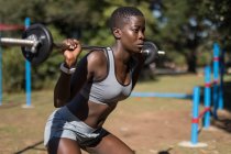 Determinato atleta donna sollevamento bilanciere — Foto stock
