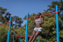 Entschlossene Athletin trainiert am Stufenbarren — Stockfoto