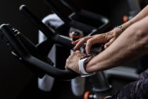 Mulher com deficiência exercitando-se em um ciclo de ginásio — Fotografia de Stock