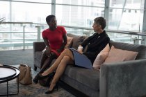 Дві бізнес-леді розмовляють в офісі — стокове фото