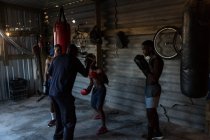 Тренер-мужчина тренирует своих студентов в фитнес-студии — стоковое фото