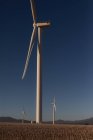 Ветряная мельница на ветряной электростанции в дневное время — стоковое фото
