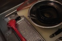 Primer plano de los utensilios en la cocina en casa - foto de stock