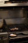 Paneer se pega en una barbacoa en la cocina - foto de stock