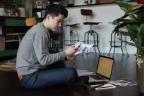 Junger Mann arbeitet zu Hause an einem Projekt — Stockfoto
