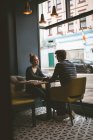 Молода пара говорити один з одним в кафе — стокове фото