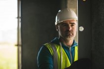 Nahaufnahme eines Ingenieurs bei einer Füllstandskontrolle auf der Baustelle — Stockfoto