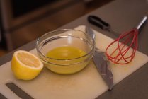 Primo piano del succo di limone in una ciotola a casa — Foto stock