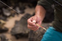 Mittelteil des Fischers mit Angelrute — Stockfoto