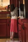 Mädchen arbeitet zu Hause in der Küche — Stockfoto