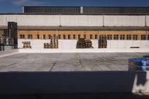 Внешний склад в солнечный день — стоковое фото