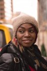 Femme réfléchie debout sur la rue de la ville — Photo de stock