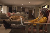 Menina com cães usando laptop na sala de estar em casa — Fotografia de Stock