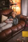 Junge Frau schläft zu Hause im Wohnzimmer — Stockfoto