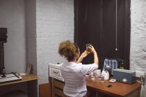 Молодая женщина-фотограф проверяет химикат в фотостудии — стоковое фото