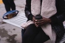 Frau beim Kaffeetrinken am Bahnhof — Stockfoto