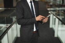 Mittelteil des Geschäftsmannes mit einem digitalen Tablet im Büro — Stockfoto