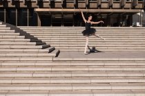 Ballet féminin sur les marches de la ville — Photo de stock