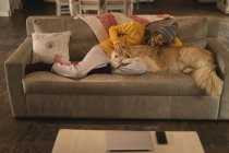 Mädchen mit Hund schläft zu Hause im Wohnzimmer — Stockfoto