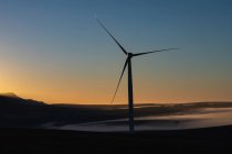 Ветряная мельница на ветряной электростанции в сумерках — стоковое фото