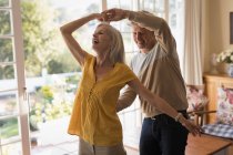 Romantiche coppie di anziani che ballano insieme a casa — Foto stock