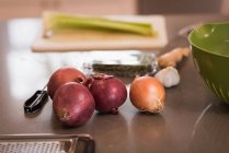 Oignons sur un plan de travail dans la cuisine à la maison — Photo de stock