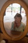 Старша жінка дивиться на себе в дзеркало в спальні — стокове фото
