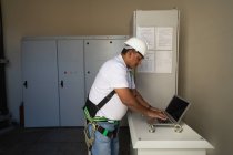 Ingénieur utilisant un ordinateur portable à l'intérieur du moulin à vent — Photo de stock