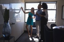 Бізнес-керівники обговорюють через дошку в офісі — стокове фото