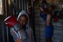 Junge männliche Boxer beim Boxen im Fitnessstudio — Stockfoto