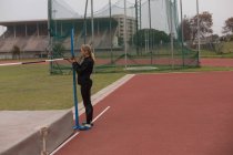 Transexuelle athlète ajuster une barre horizontale sur le site sportif — Photo de stock