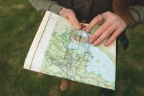 Primo piano dell'escursionista donna che legge una mappa — Foto stock