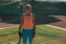 Женщина-атлет, практикующая метание диска на спортивном объекте — стоковое фото
