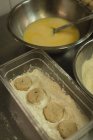 Primer plano de bolas de masa en harina en la cocina - foto de stock