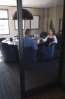 Керівників бізнесу сидять і обговорюють маючи каву в офісі — стокове фото