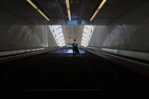 Mann benutzte Handy beim Treppenabgang am Bahnhof — Stockfoto