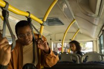 Femme réfléchie voyageant dans le bus — Photo de stock
