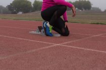 Низька секція жіночої спортивної підготовки до гонки на біговій доріжці — стокове фото