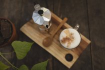 Кава, подається на дерев'яний стіл в кафе — стокове фото