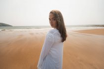 Bella donna sulla spiaggia in una giornata di sole — Foto stock