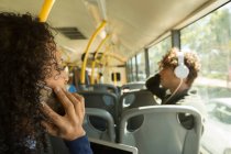 Frau telefoniert während Busfahrt — Stockfoto